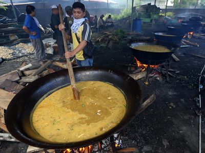 Memasak Kuah Beulangong, Menu Khas Kenduri Ramadan di Aceh