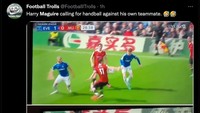 Maguire disorot bukan karena gol saja. Dalam sebuah momen, ia mengangkat tangan tanda handball saat rekannya, Nemanja Matic, menyentuh bola dengan lengannya. Jarang-jarang ada pemain jujur seperti Maguire. (Foto: Twitter @FootballTrolls)