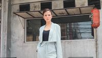 Pose Cantik Menawan Nita Gunawan Saat Bergaya Jadi Pelayan