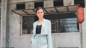 Pose Cantik Menawan Nita Gunawan Saat Bergaya Jadi Pelayan