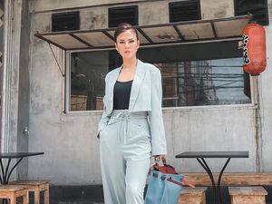 Pose Cantik Menawan Nita Gunawan Saat Bergaya Jadi Pelayan Pose Cantik Menawan Nita Gunawan Saat Bergaya Jadi Pelayan