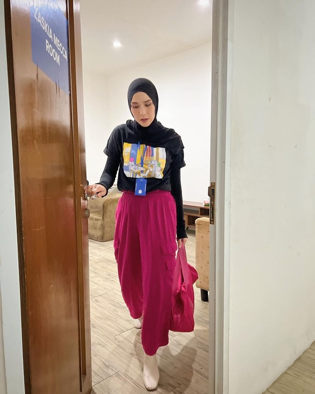 Outfit Buka Bareng Bestie Sambil Momong Anak ala Zaskia Adya Mecca/ Foto : Instagram @zaskiadyamecca Outfit Buka Bareng Bestie Sambil Momong Anak ala Zaskia Adya Mecca