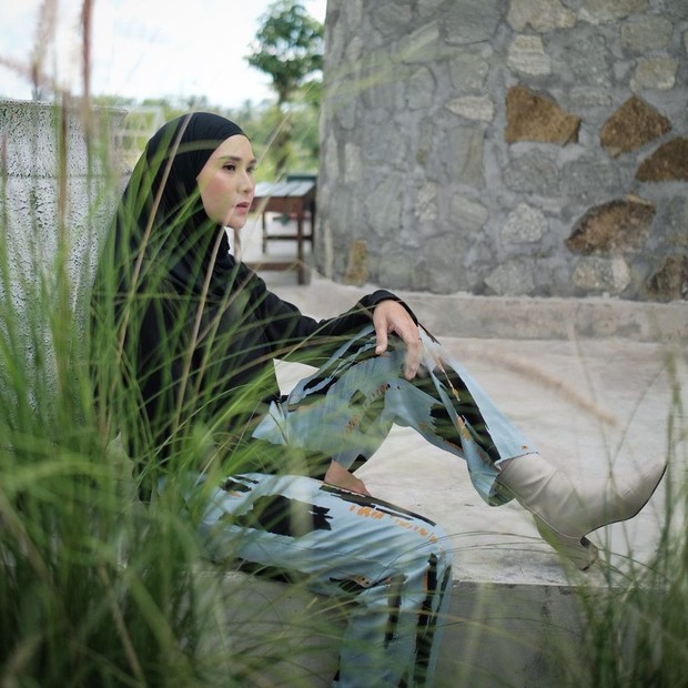 Outfit Buka Bareng Bestie Sambil Momong Anak ala Zaskia Adya Mecca/ Foto : Instagram @zaskiadyamecca Outfit Buka Bareng Bestie Sambil Momong Anak ala Zaskia Adya Mecca