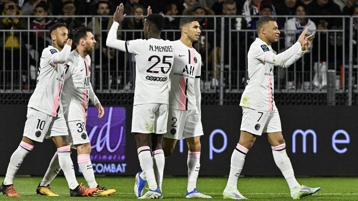 Paris Saint-Germains Brazilian forward Neymar (L) celebrates with teammates after scoring three goals during the French L1 football match between Clermont Foot 63 and Paris Saint-Germain (PSG) at the Gabriel-Montpied stadium in Clermont-Ferrand, central France, on April 9, 2022. (Photo by THIERRY ZOCCOLAN / AFP)