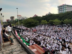 Salat Subuh Berjemaah di Panlos, Danny Ingatkan Ortu Jaga Pergaulan Anak