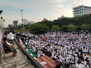 Salat Subuh Berjemaah di Panlos, Danny Ingatkan Ortu Jaga Pergaulan Anak Salat Subuh Berjemaah di Panlos, Danny Ingatkan Ortu Jaga Pergaulan Anak