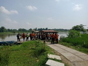 2 Operator Perahu Tambang yang Dinaiki Sekeluarga Tercebur Brantas Diperiksa 2 Operator Perahu Tambang yang Dinaiki Sekeluarga Tercebur Brantas Diperiksa