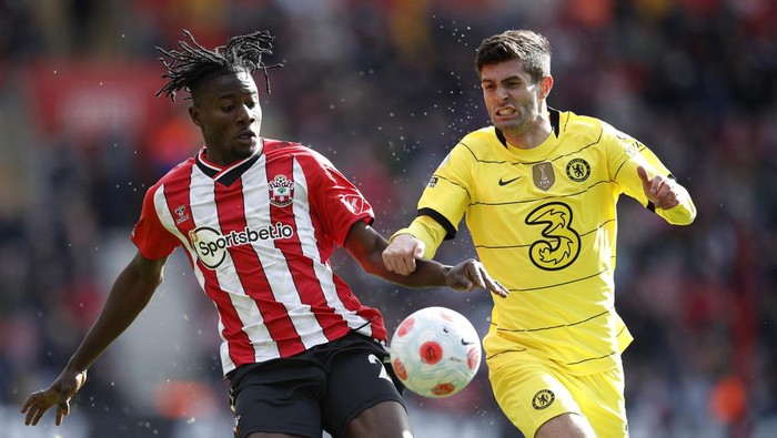 Pesta Gol Chelsea di Kandang Southampton Soccer Football - Premier League - Southampton v Chelsea - St Mary's Stadium, Southampton, Britain - April 9, 2022 Chelsea's N'Golo Kante in action with Southampton's Tino Livramento REUTERS/Peter Nicholls EDITORIAL USE ONLY. No use with unauthorized audio, video, data, fixture lists, club/league logos or 'live' services. Online in-match use limited to 75 images, no video emulation. No use in betting, games or single club /league/player publications. Please contact your account representative for further details.