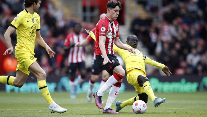 Soccer Football - Premier League - Southampton v Chelsea - St Marys Stadium, Southampton, Britain - April 9, 2022 Chelseas NGolo Kante in action with Southamptons Tino Livramento REUTERS/Peter Nicholls EDITORIAL USE ONLY. No use with unauthorized audio, video, data, fixture lists, club/league logos or live services. Online in-match use limited to 75 images, no video emulation. No use in betting, games or single club /league/player publications.  Please contact your account representative for further details.