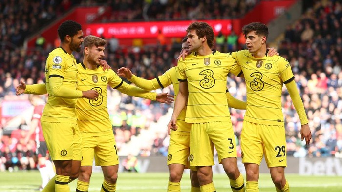 SOUTHAMPTON, ENGLAND - APRIL 09: Marcos Alonso of Chelsea celebrates after scoring their sides first goal with team mates during the Premier League match between Southampton and Chelsea at St Marys Stadium on April 09, 2022 in Southampton, England. (Photo by Charlie Crowhurst/Getty Images)