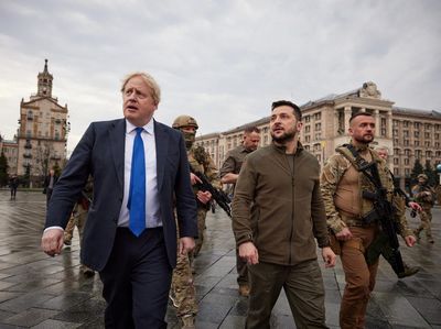Presiden Ukraina Ajak PM Inggris Jalan-jalan di Pusat Kota Kiev