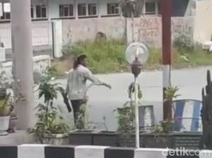 Pria Gondrong Bawa Besi Bekas Palak Sopir Truk di SPBU Mojokerto