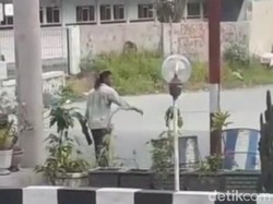 Pria Gondrong Bawa Besi Bekas Palak Sopir Truk di SPBU Mojokerto