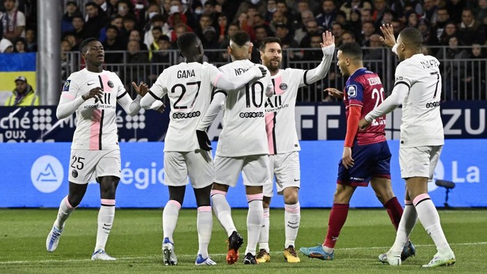 Paris Saint-Germains Brazilian forward Neymar (C) celebrates with teammates after scoring during the French L1 football match between Clermont Foot 63 and Paris Saint-Germain (PSG) at the Gabriel-Montpied stadium in Clermont-Ferrand, central France, on April 9, 2022. (Photo by THIERRY ZOCCOLAN / AFP)
