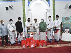 Relawan Ganjar Pranowo Bagikan Paket Ramadan di Kota Palembang