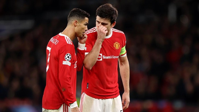 MANCHESTER, ENGLAND - OCTOBER 20: Cristiano Ronaldo of Manchester United speaks with Harry Maguire of Manchester United during the UEFA Champions League group F match between Manchester United and Atalanta at Old Trafford on October 20, 2021 in Manchester, England. (Photo by Naomi Baker/Getty Images)