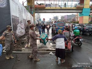 Satpol PP Depok Tertibkan 15 PKL yang Dagang di Trotoar Jalan Margonda Satpol PP Depok Tertibkan 15 PKL yang Dagang di Trotoar Jalan Margonda