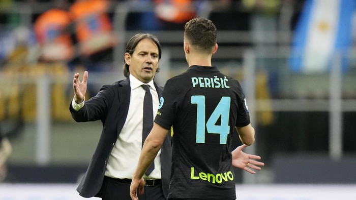 Inter Milans head coach Simone Inzaghi, left, celebrates with his player Ivan Perisic after winning the Serie A soccer match between Inter Milan and Hellas Verona at the San Siro Stadium, in Milan, Italy, Saturday, April 9, 2022. Inter Milan won 2-0. (AP Photo/Luca Bruno)