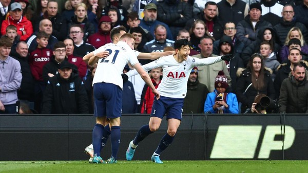 son heung-min tottenham hotspur aston villa vs tottenham hotspur liga inggris premier league dejan kulusevski BIRMINGHAM, ENGLAND - APRIL 09: Heung-Min Son of Tottenham Hotspur celebrates after scoring their sides third goal with Dejan Kulusevski and Sergio Reguilon during the Premier League match between Aston Villa and Tottenham Hotspur at Villa Park on April 09, 2022 in Birmingham, England. (Photo by Marc Atkins/Getty Images)