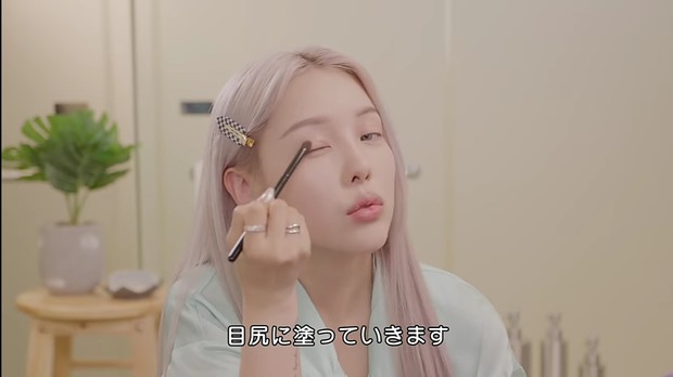 Step ketiga, face and eye makeup