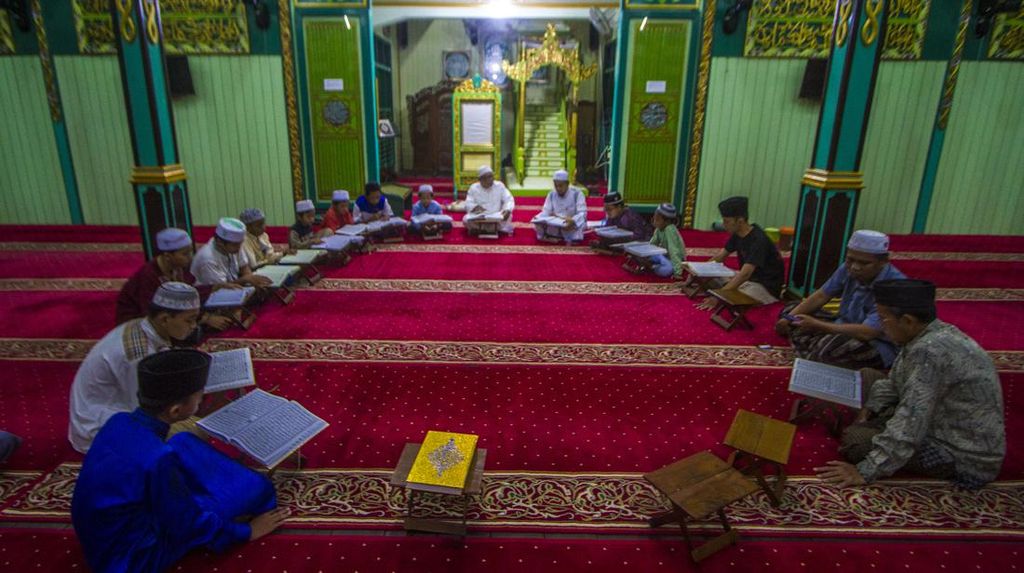 Tadarus Al-Quran di Malam Bulan Ramadan