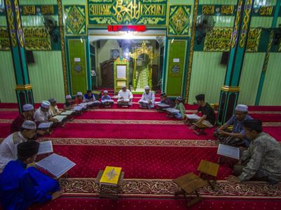Tadarus Al-Quran di Malam Bulan Ramadan