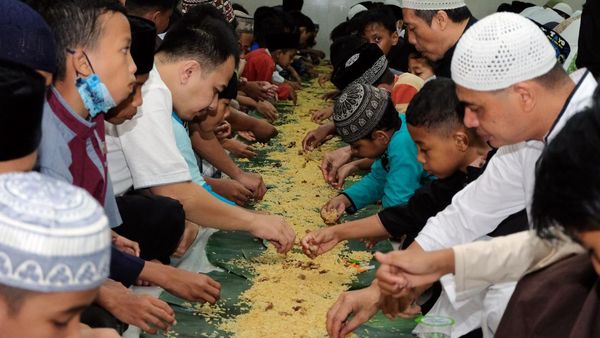 Tradisi Megibung, Silaturahmi Sambil Buka Puasa Bersama di Bali