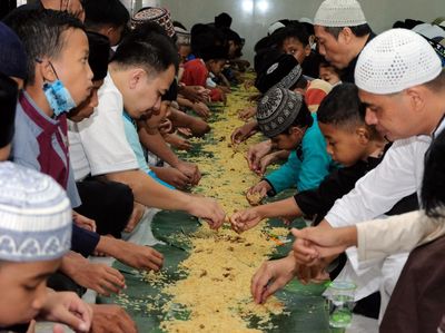 Tradisi Megibung, Silaturahmi Sambil Buka Puasa Bersama di Bali