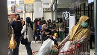 Warga Padati Pusat Belanja di Sukabumi, Vaksinasi hingga Buru Baju Lebaran