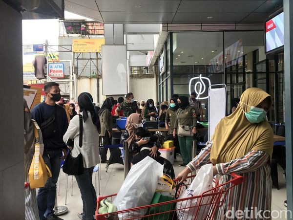 Warga Padati Pusat Belanja di Sukabumi, Vaksinasi hingga Buru Baju Lebaran
