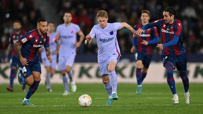 VALENCIA, SPAIN - APRIL 10: Frenkie de Jong of FC Barcelona battles for possession with Ruben Vezo and Jose Campana of Levante during the La Liga Santander match between Levante UD and FC Barcelona at Ciutat de Valencia Stadium on April 10, 2022 in Valencia, Spain. (Photo by David Ramos/Getty Images)