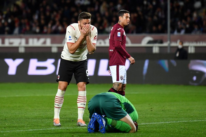 TURIN, ITALY - APRIL 10: Olivier Giroud of AC Milan reacts after a missed chance during the Serie A match between Torino FC and AC Milan at Stadio Olimpico di Torino on April 10, 2022 in Turin, Italy. (Photo by Valerio Pennicino/Getty Images)