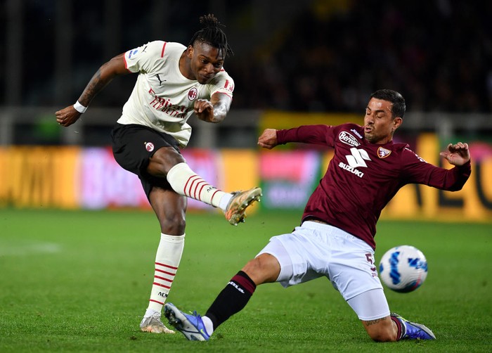 TURIN, ITALY - APRIL 10: Rafael Leao of AC Milan shoots whilst under pressure from Armando Izzo of Torino FC during the Serie A match between Torino FC and AC Milan at Stadio Olimpico di Torino on April 10, 2022 in Turin, Italy. (Photo by Valerio Pennicino/Getty Images)
