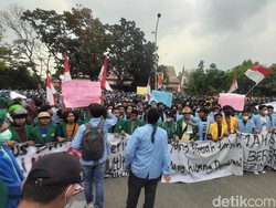 Mahasiswa di DPRD Riau, Sindir Minyak  Langka di Negeri Penghasil Minyak