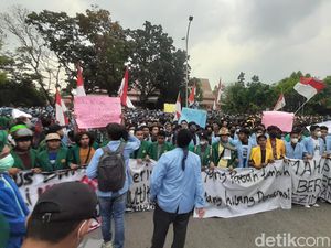 Mahasiswa di DPRD Riau, Sindir Minyak  Langka di Negeri Penghasil Minyak Mahasiswa di DPRD Riau, Sindir Minyak  Langka di Negeri Penghasil Minyak