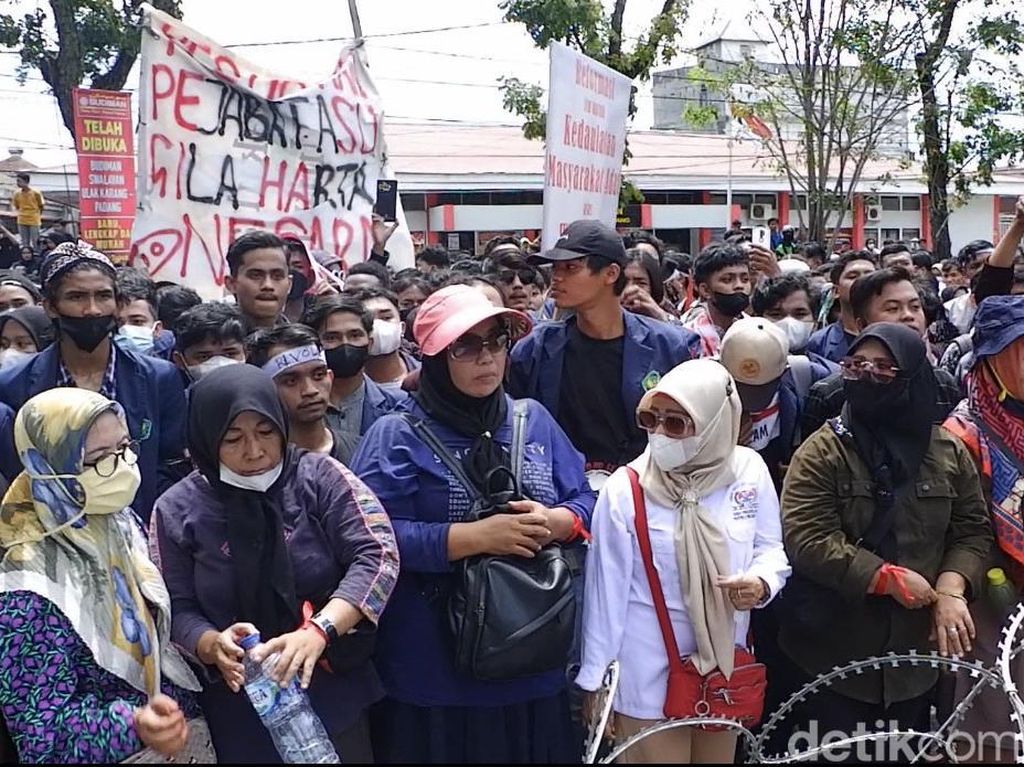 3 Fakta Emak-emak Ikut Demo 11 April di Sumatera Barat