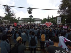 KM ITB Minta Jokowi Sanksi Menteri Pro-perpanjangan Masa Jabatan Presiden