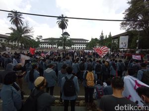 KM ITB Minta Jokowi Sanksi Menteri Pro-perpanjangan Masa Jabatan Presiden KM ITB Minta Jokowi Sanksi Menteri Pro-perpanjangan Masa Jabatan Presiden
