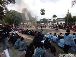 Snapshot: Kepulan Asap Hitam Warnai Aksi Mahasiswa 11 April di Bandung