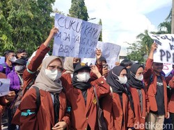 Mahasiswi Ciamis: Cukup Kamu Aja yang Naik, BBM Jangan