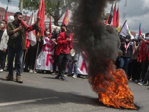 Aksi Unjuk Rasa Mahasiswa di Palangka Raya Diwarnai Bakar Ban