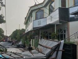 Angin Kencang Rusak Rumah-Tempat Ibadah, Tiang Listrik Tumbang