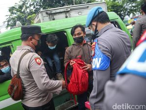 Antisipasi Demo, Polisi Lakukan Penyekatan di Daan Mogot