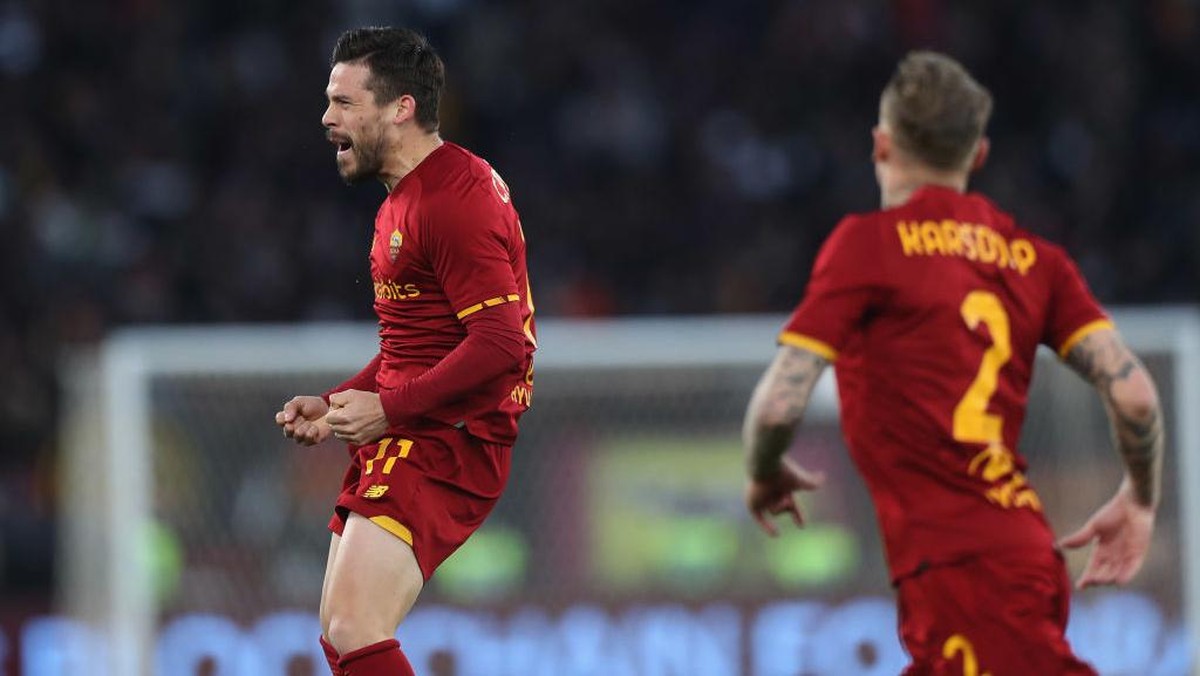 Carles Perez (kiri) merayakan golnya ke gawang Salernitana. Foto: Getty Images/Paolo Bruno