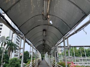 Hampir Tuntas, Atap Jebol JPO Dukuh Atas Tinggal 1 Titik Ini