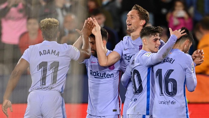 VALENCIA, SPAIN - APRIL 10: Luuk de Jong of FC Barcelona celebrates after scoring their sides third goal with team mates during the La Liga Santander match between Levante UD and FC Barcelona at Ciutat de Valencia Stadium on April 10, 2022 in Valencia, Spain. (Photo by David Ramos/Getty Images)