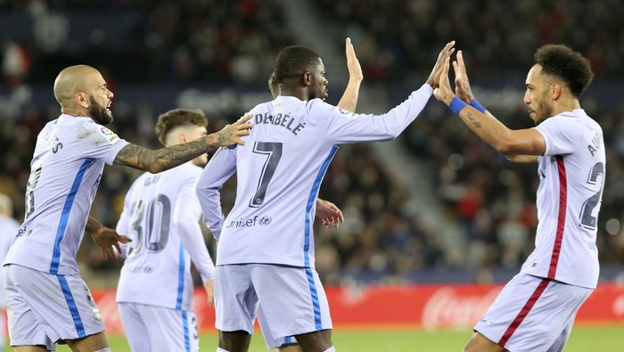 Barcelonas Pierre-Emerick Aubameyang, right, celebrates with Ousmane Dembele after scoring his sides first goal during a Spanish La Liga soccer match between Levante and Barcelona at the Ciutat de Valencia stadium in Valencia, Spain, Sunday, April 10, 2022. (AP Photo/Alberto Saiz)