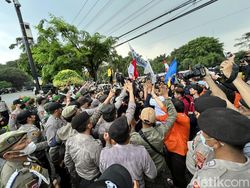 BEM Se-Bekasi Geruduk Kantor DPRD, Ini Tuntutan yang Disuarakan