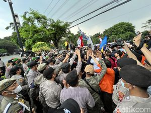 BEM Se-Bekasi Geruduk Kantor DPRD, Ini Tuntutan yang Disuarakan