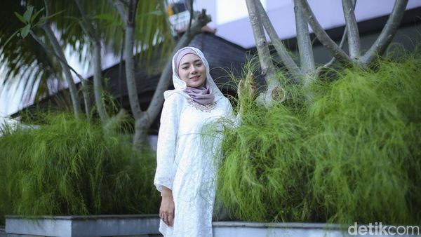Berlliana Lovell Mendadak Berhijab